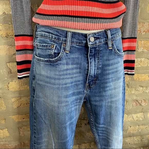 LEVI STRAUSS ~ Medium Wash Mid Rise Classic Jeans - Picture 3 of 4